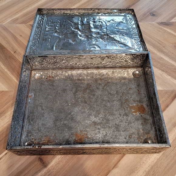 2 Vintage Embossed Tin Boxes - Rembrandt, Old World Castle, Europe, Musketeers - Picture 6 of 13